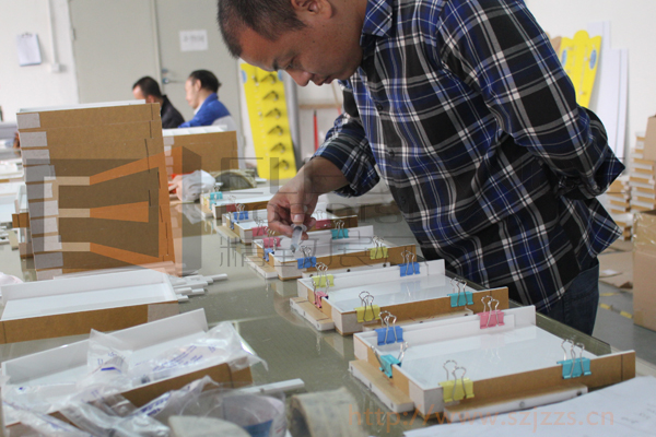亞克力展示架粘接中
