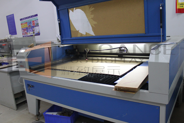 激光切割機工作中